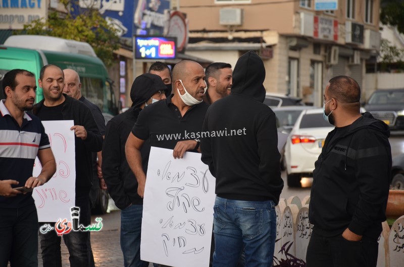 فيديو : العشرات من اصحاب المحلات التجارية ونشطاء يشاركون في الوقفة الاحتجاجية ضد سياسة التمييز العنصرية اتجاههم 